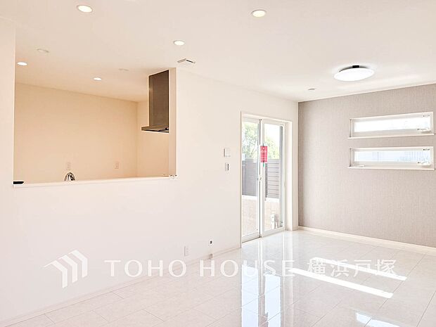 【Living room】明るく開放的な空間が広がるLDK。室内には豊かな陽光が注ぎ込み、爽やかな住空間を演出。