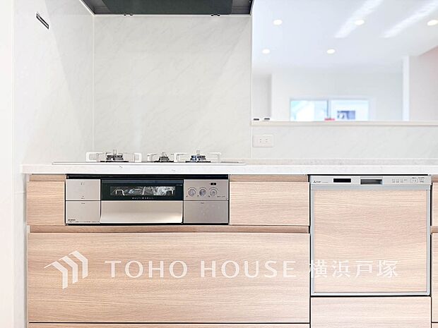 【Kitchen】長い時間滞在するキッチンだからこそ、食事の準備を楽しい時間に、忙しい時でもスムーズに無駄なく作業できる、お手入れも簡単にできるなど、毎日を楽しくするキッチンスペースに仕上げました。