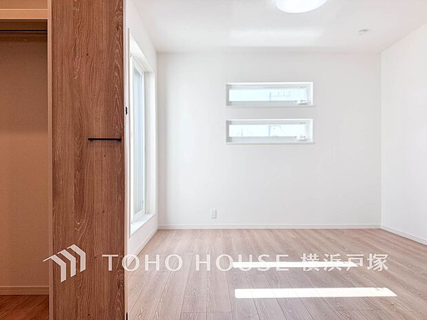 【Room】穏やかな風と陽光を導き、プライバシーに配慮された設計プランを採用し、居住性を一段と心地よいものにしています。明るく開放的な空間を演出しております。