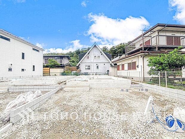 季節感を演出する多彩な樹木と豊かな彩りが重なり、四季折々の変化を楽しめる心地よい場所となりそうなロケーションです。時間の経過と共に味わいが出る素敵な時間を楽しんでください。(2025年10月撮影)