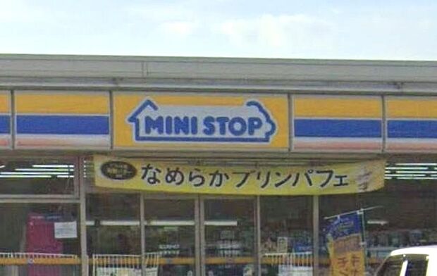 イオングループの信頼感が安心感を添える、頼れるコンビニ。 店内調理のソフトクリームや、季節のデザートが暮らしに小さな喜びを運びます。分かりやすいセルフサービスも導入され、スムーズなお買い物をサポート。