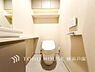 トイレ：【Toilet】いつまでも清潔な空間であって頂けますように、目に留まるだけではなく、汚れをふき取り易いフロアと壁紙をチョイス致しました。洗浄便座になっておりますので、とても清潔にご使用いただけます。