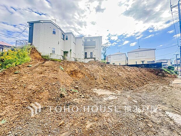 「Appearance」堂々たる趣ながら、主張し過ぎずどこか余裕を感じさせるシャープなフォルムで佇む邸宅は、晴天の空と照らし合わせる事で、本来あるべき完成形の姿を見せてくれます(2025年10月撮影)