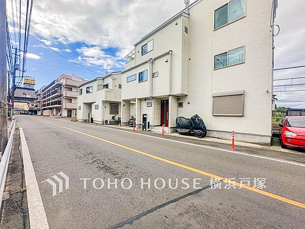 「Frontal road」忙しく過ぎゆく日常を置き去るほど、ゆったりした時間が流れる住環境。「快適」は「家」と「街」と「環境」が調和した時に訪れるだと改めて感じさせてくれます(2025年10月撮影)