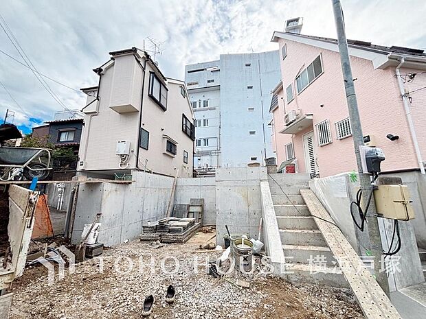 【Car space】ゆったりとした駐車スペースを確保いたしましたので、大きめのお車でも駐車可能です。自転車やバイクなど、ゆとりのある敷地で置き場所に困ることはないでしょう。(2025年11月撮影)