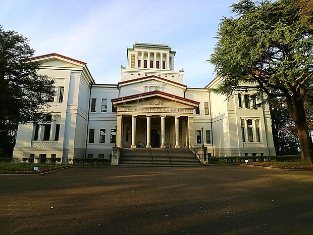 園内には梅林があり、梅の名所として知られている公園。毎年早春になると大勢の観梅客が訪れて賑わっています。桜や新緑など、四季折々の違った彩りを楽しめる公園です。