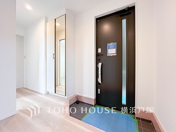 【Entrance】居住者の帰り、訪れる方を優しく迎え、やすらぎに満ちた生活空間を予感させる。健やかな暮らしを楽しめそう。