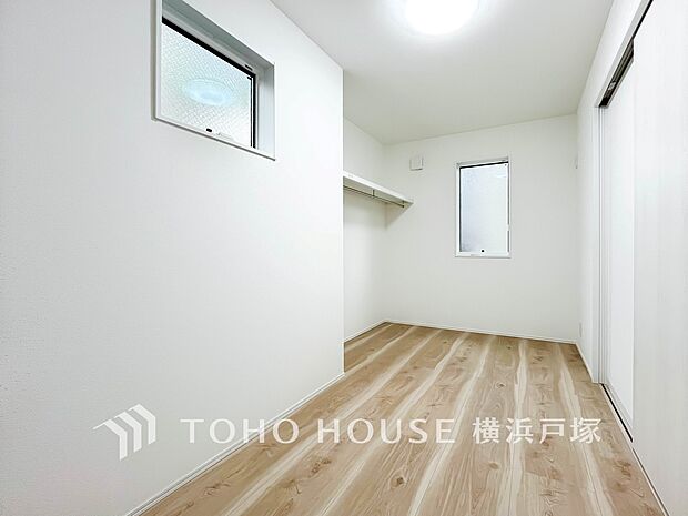 【Room】採光もアクセントの一つとして。プライベートルームにはやさしい光が射し込んでいて、この明るい好みの空間で読書をしたり、音楽を聞いたりと一人の時間も充実したものにできます。