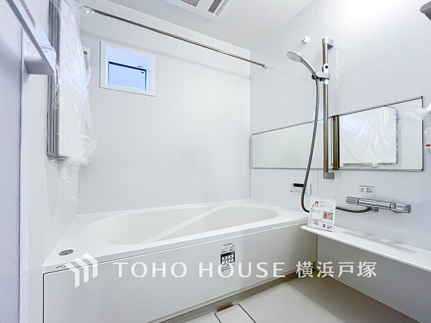 【Bathroom】快適な使い心地とゆとりある空間が1日の疲れを解きほぐすバスルーム。空間も浴槽もゆったりのびのび使えるゆとり設計。広く感じるゆとり設計で快適なリラックスタイムを過ごせます。