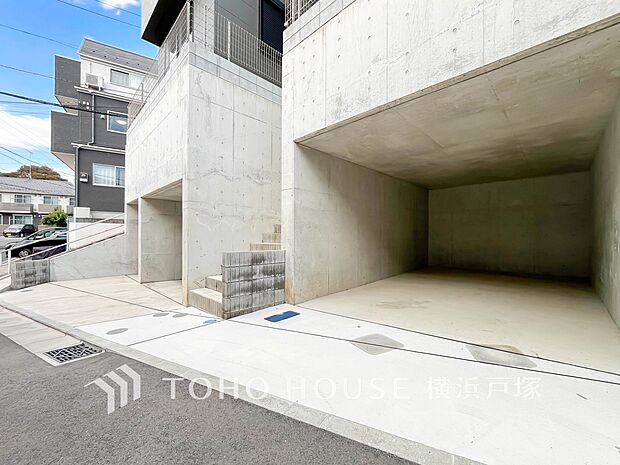 【Car space】ゆったりとした駐車スペースを確保いたしましたので、大きめのお車でも駐車可能です。自転車やバイクなど、ゆとりのある敷地で置き場所に困ることはないでしょう。