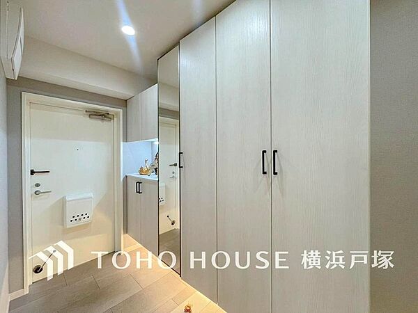 「Entrance」居住者の帰り、訪れる方を優しく迎え、やすらぎに満ちた生活空間を予感させる。健やかな暮らしを楽しめそう。