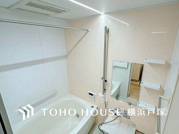 「Bathroom」1日の疲れを取り心身を癒すことができる住まいの中のリラクゼーション空間、リラックスできるよう優しいカラーをチョイスしました。時を忘れるほどのんびりできる空間に。