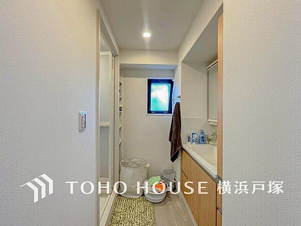 「Powder room」脱衣スペースを含む空間はゆとりの広さを設け、また洗面化粧台にも収納スペースを設ける事により、散らかりやすい洗面スペースをスッキリ保てます。