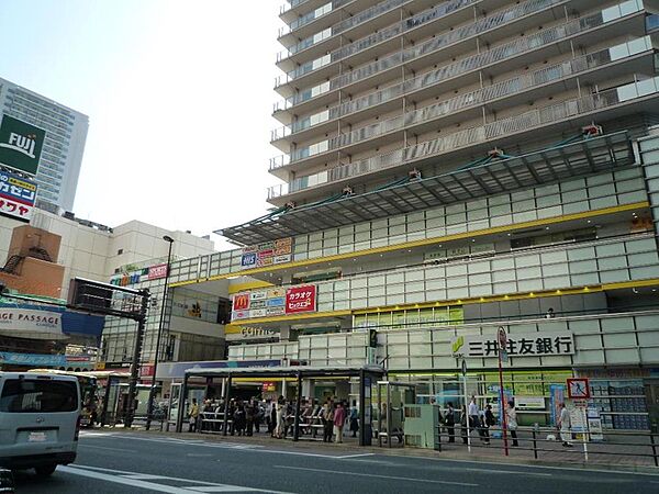 飲食店や居酒屋、カラオケ・花屋・クリニック・スーパーなどが入った複合商業施設。