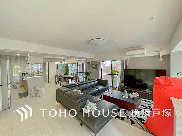 「Living room」ご家族やお客様との時間など、多くの時を刻む空間。何気なく過ぎる時でさえも上質なひと時となる快適な空間を目指して。