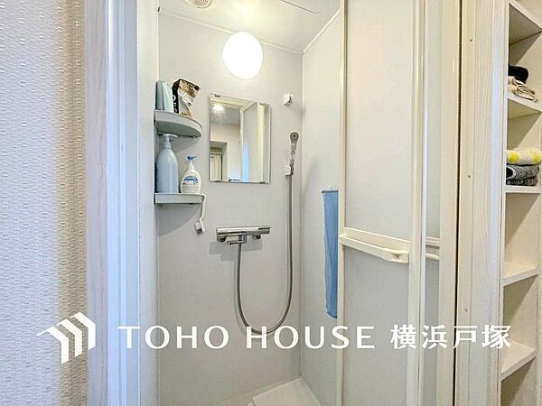 コンパクトながら快適な使い心地を実現したシャワールーム。忙しい朝もすぐにリフレッシュできます。