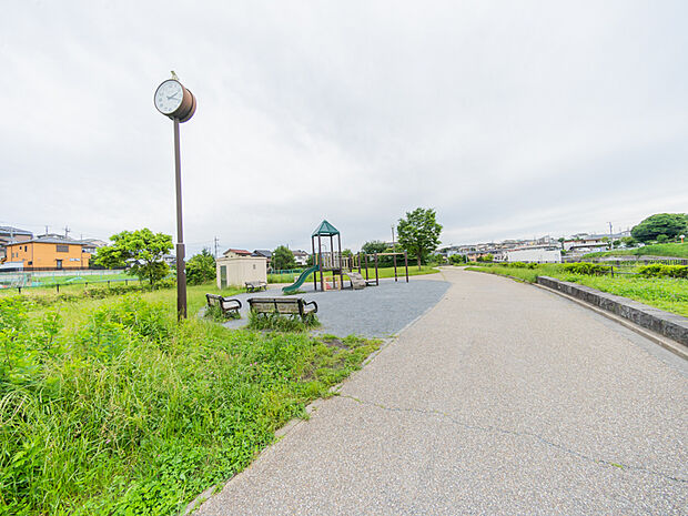 汲沢御所水公園(450m)広めの住宅街公園で、水飲み場・手洗い場があり、子どもが走り回って遊べる落ち着いた環境が魅力の緑地スポットです。