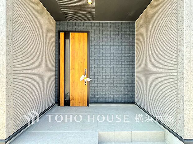 【Entrance】清潔感溢れる玄関がお出迎えする本邸宅の物語は、ここから始まる日常を期待させます。この場所には「希望」と「優越」で包み込んでくれる「特別」な空間があります。(写真3号棟)