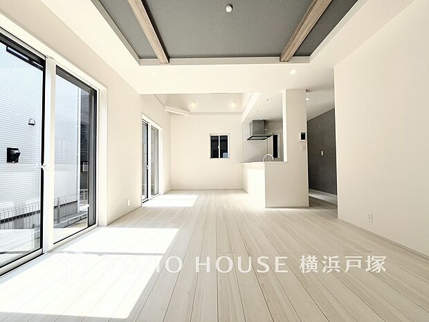 【Living room】家族が集い、笑顔があふれる空間。明るく広々としたリビングで、日常に贅沢なひとときを。(写真3号棟)