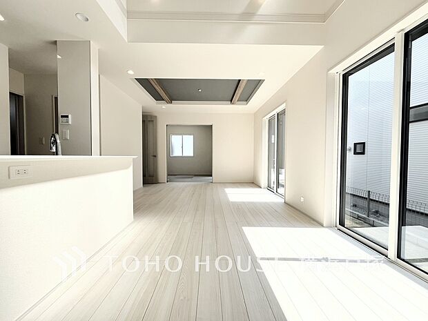 【Living room】心地よさが広がる空間。自分らしい時間を過ごすために、ゆったりとした空間と細部にこだわったリビング。(写真3号棟)