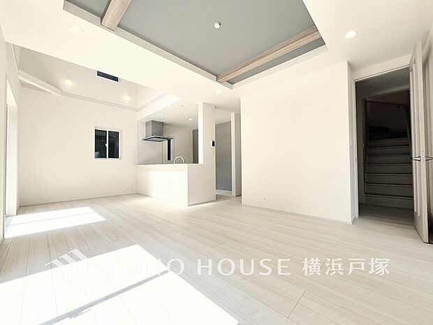 【Living room】シンプルで居心地の良いリビングスペース。家族の時間をゆったり楽しめる、温もりを感じる住まいの中心。(写真3号棟)