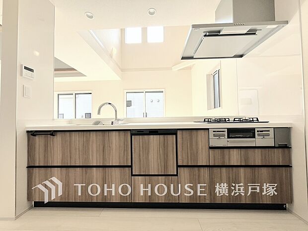 【Kitchen】手元の収納から、足元の収納までが全てスライド式で、奥のスペースまで有効に活用できます。奥まで上から見渡せるので、たまにしか使わない調理器具もサッと取出せます。(写真3号棟)