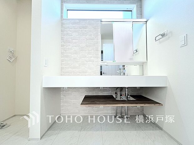 【Powder room】清潔感のあるプライベート空間は、身だしなみチェックや肌のお手入れに最適です。収納もあり、スッキリと見映えの良い空間に拵えました。時間に余裕とゆとりを持たせます。(写真3号棟)