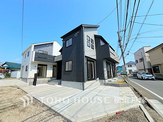 【Frontal road】周辺に建ち並ぶ邸宅も、それぞれに個性がありながらも全体的に瀟洒な雰囲気を醸し出している邸宅街の一角。