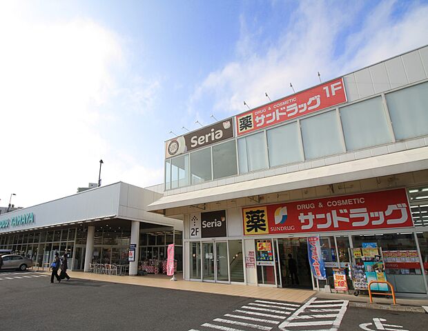 サンドラッグ 戸塚深谷店(1100m)毎日9:30から20:00まで営業しており、日用品・医薬品・化粧品などをまとめて購入できる便利な店舗です。