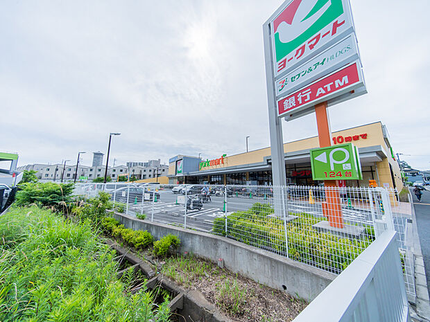 ヨークフーズ 戸塚深谷町店(1000m)朝9時から夜10時まで営業し、駐車場を124台分完備、宅配サービスやクレジット・電子マネー決済など利便性も高く、地域の生活をしっかりサポートしています。