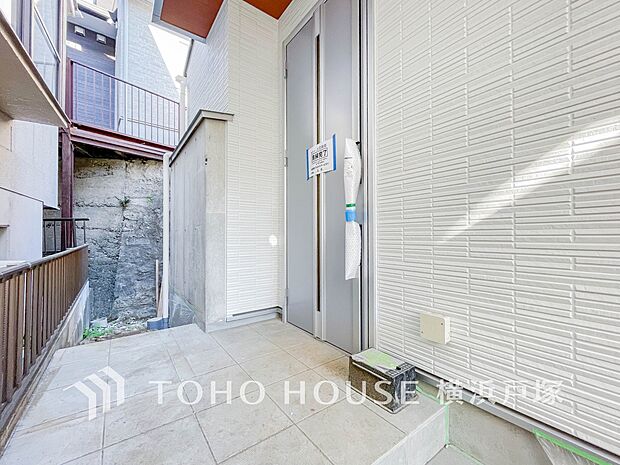 【Entrance】清潔感溢れる玄関がお出迎えする本邸宅の物語は、ここから始まる日常を期待させます。この場所には「希望」と「優越」で包み込んでくれる「特別」な空間があります。(写真1号棟)