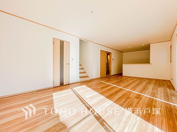 【Living room】光と風が溢れる開放的なリビングダイニングには自然と家族みんなが集まってきます。明るく穏やかな空気の中で飲んだり、食べたり、笑ったり。(写真1号棟)