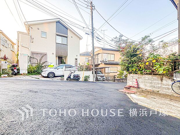 【Frontal road】周辺に建ち並ぶ邸宅も、それぞれに個性がありながらも全体的に瀟洒な雰囲気を醸し出している邸宅街の一角。