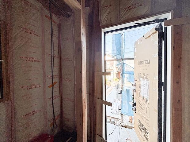 【Entrance】お客様をお迎えする玄関は落ち着いた雰囲気。帰り着くたびに洗練されたテイストの空間に迎えられ誇りと喜びを感じる玄関まわりです。（2025年11月撮影）