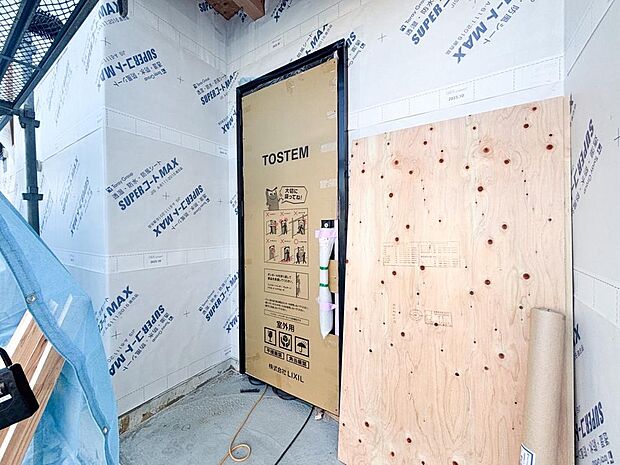 【Entrance】清潔感溢れる玄関がお出迎えする本邸宅の物語は、ここから始まる日常を期待させます。この場所には「希望」と「優越」で包み込んでくれる「特別」な空間があります。（2025年11月撮影）