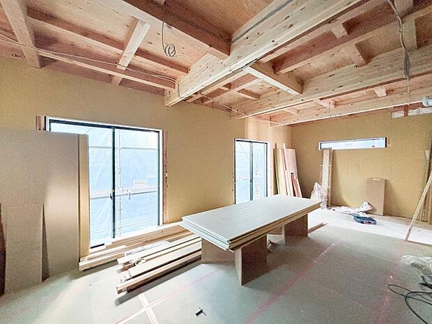 【Living room】家族と過ごすひと時を溢れる光が優しく包み込むリビングダイニング。家族とともに、心穏やかに過ごすひととき。家族との時間、自分の時間を大切にできる空間（2025年11月撮影）