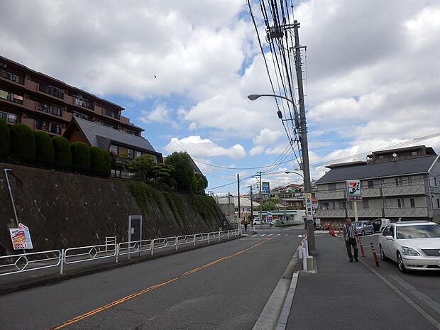 横浜駅へ直通約24分。上大岡駅で京急線や戸塚駅でJRに乗り換え時短も可能。駅周辺は静かな住宅地です。