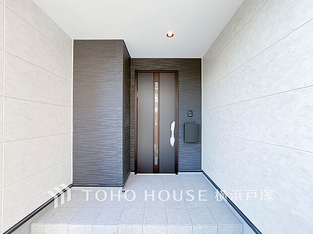 【Entrance】お客様をお迎えする玄関は落ち着いた雰囲気。帰り着くたびに洗練されたテイストの空間に迎えられ誇りと喜びを感じる玄関まわりです。