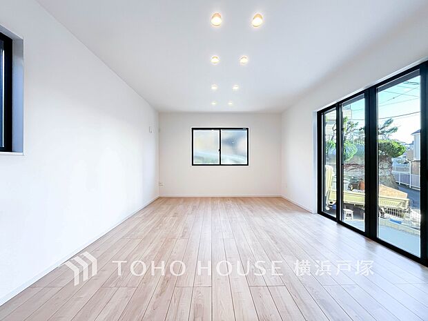 【Living room】家族と過ごすひと時を溢れる光が優しく包み込むリビングダイニング。家族とともに、心穏やかに過ごすひととき。家族との時間、自分の時間を大切にできる空間がここにあります。