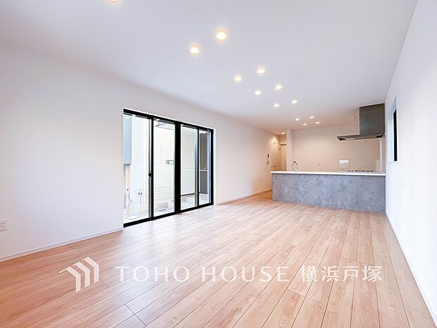 【Living room】家族が集い、笑顔があふれる空間。明るく広々としたリビングで、日常に贅沢なひとときを