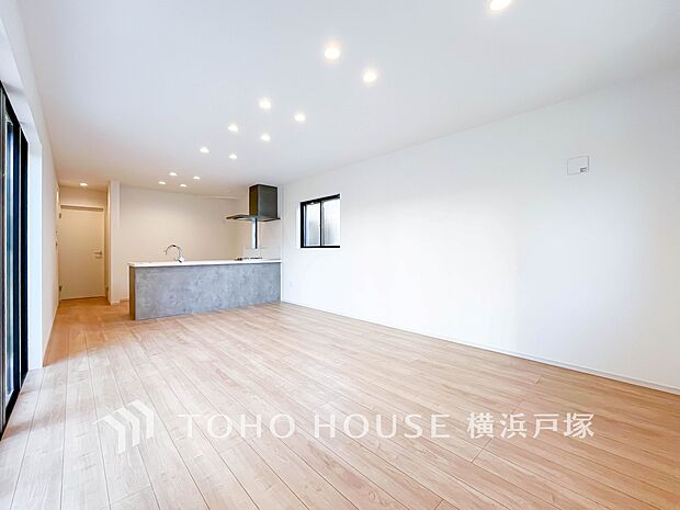 【Living room】くつろぎと交流の中心、広がる空間。温もりと光に包まれたリビングで、家族の絆が深まる毎日を