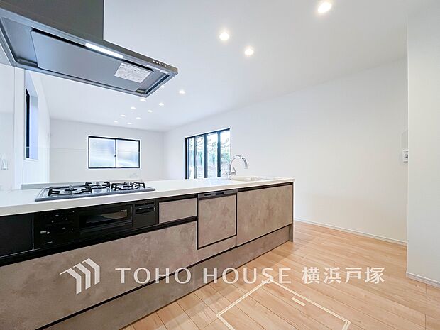 【Kitchen】誰もが使いやすいデザインにこだわったキッチン。プライベートスペースを彩るインテリアとしての美と、快適な日常を支える機能性と強さがひとつになったキッチンです。