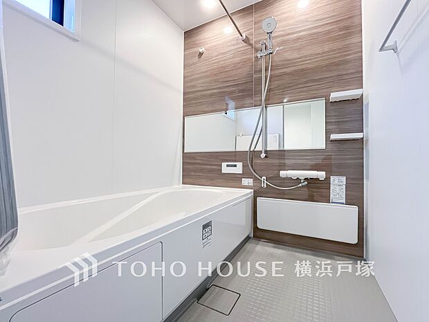 【Bathroom】1日の疲れを癒すバスルームは、心地よいリラックスを叶える清潔感溢れる美しい空間です。心からゆったりと寛いでいただけるよう、ゆとりのスペースを確保してます。