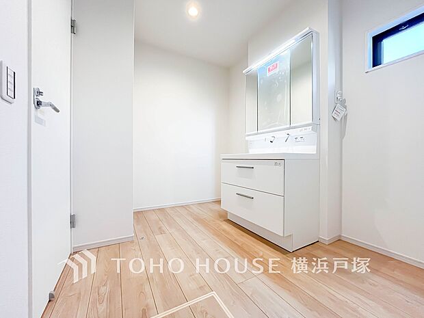 【Powder room】落ち着いた空間を演出するカラーと、ゆったり落ち着いてお使い頂ける広さが魅力のパウダールーム。居室からも独立しており、プライベート空間を保ちます。