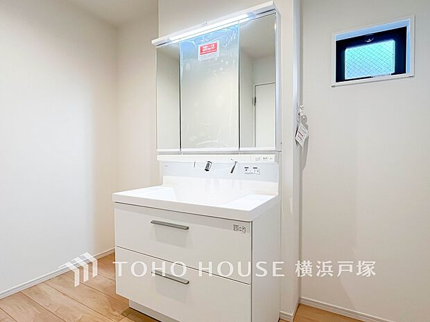 【Powder room】手で洗いたい大切な服など、広く使えると助かる洗面台は汚れの付きにくい形状と素材で造られております。