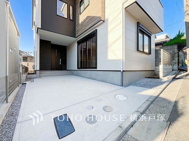 【Car space】ゆったりとした駐車スペースを確保いたしましたので、大きめのお車でも駐車可能です。自転車やバイクなど、ゆとりのある敷地で置き場所に困ることはないでしょう。