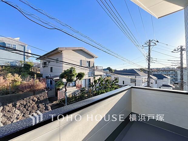 【View】開放感があり、遮るものもなく気持ちのいい景色が広がります。お部屋にも爽やかな風と暖かく柔らかな日差しが差し込み、毎日の暮らしを豊かに彩ります。