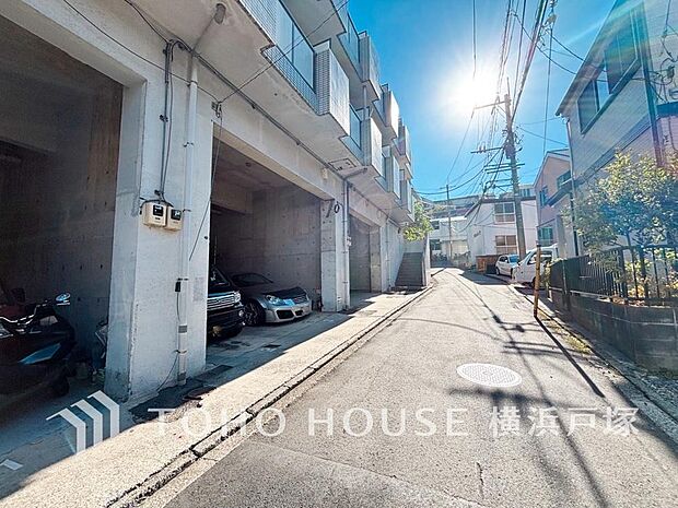 南東×南西の角地。運転に不慣れな方でも慌てず車庫入れできます（2025年12月撮影）