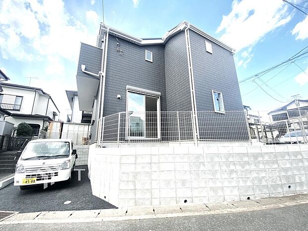 【Appearance】堂々たる趣ながら、主張し過ぎずどこか余裕を感じさせるシャープなフォルムで佇む邸宅は、晴天の空と照らし合わせる事で、本来あるべき完成形の姿を見せてくれます(2025年12月撮影)