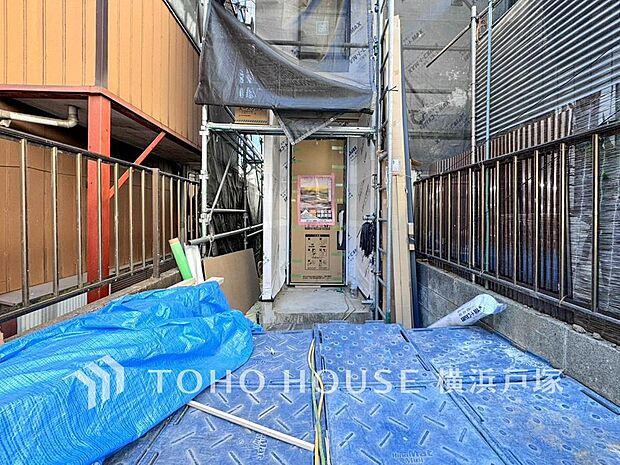 【Entrance】清潔感溢れる玄関がお出迎えする本邸宅の物語は、ここから始まる日常を期待させます。この場所には「希望」と「優越」で包み込んでくれる「特別」な空間があります。(2025年12月撮影)